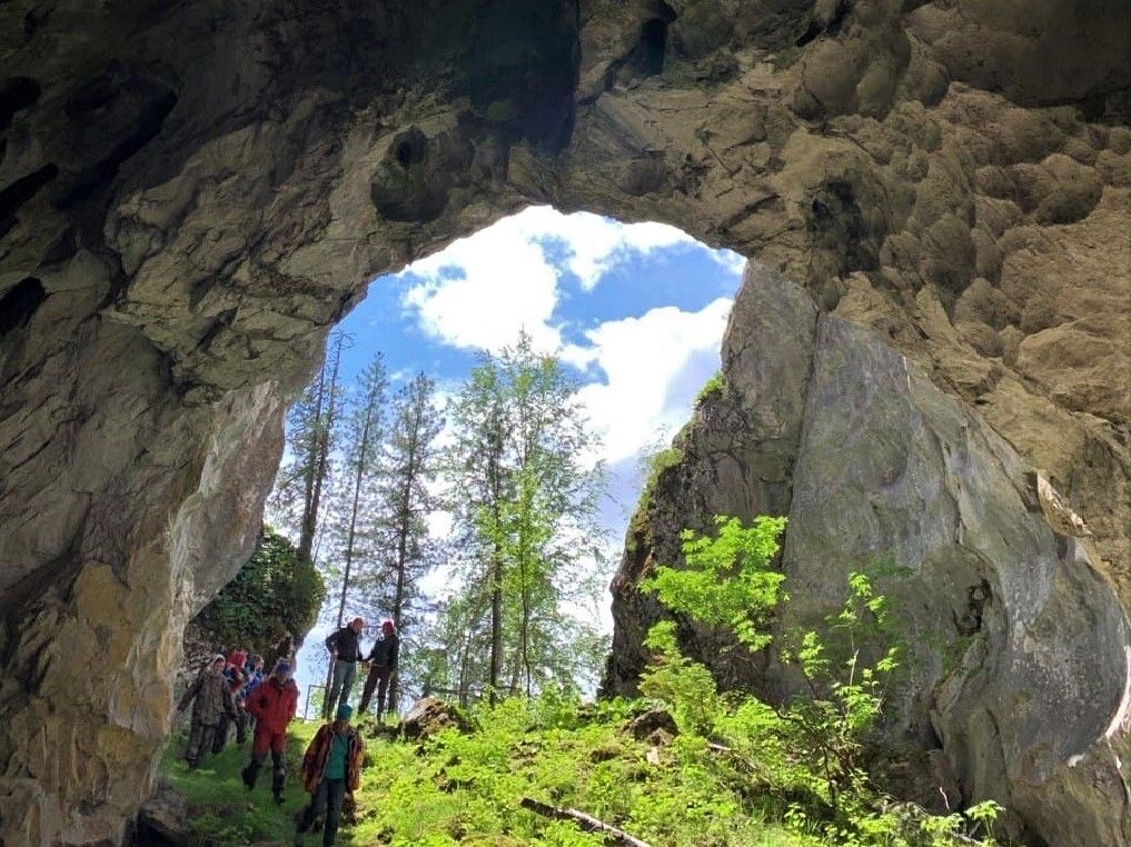 Пещеры и водопады